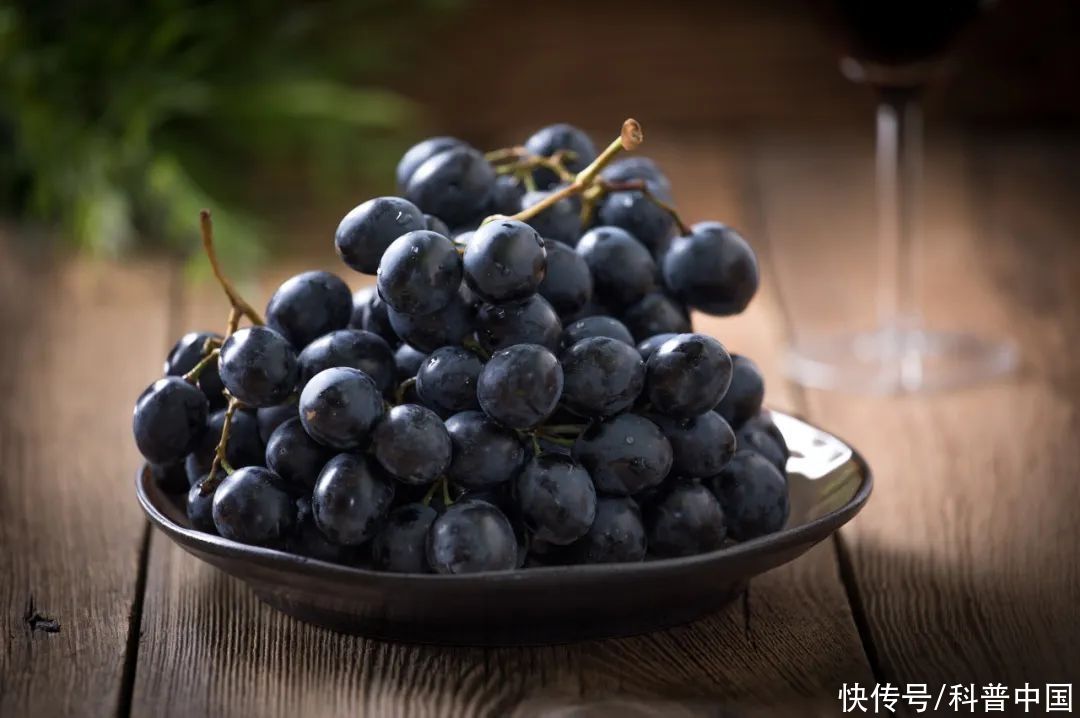 水果店里的葡萄怎么挑选(水果店老板不会告诉你的挑葡萄方法，都在这里了！)