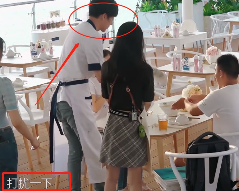 节目|杨超越节目上热菜不用毛巾,看清刘宇宁的反应,教养是装不出来的