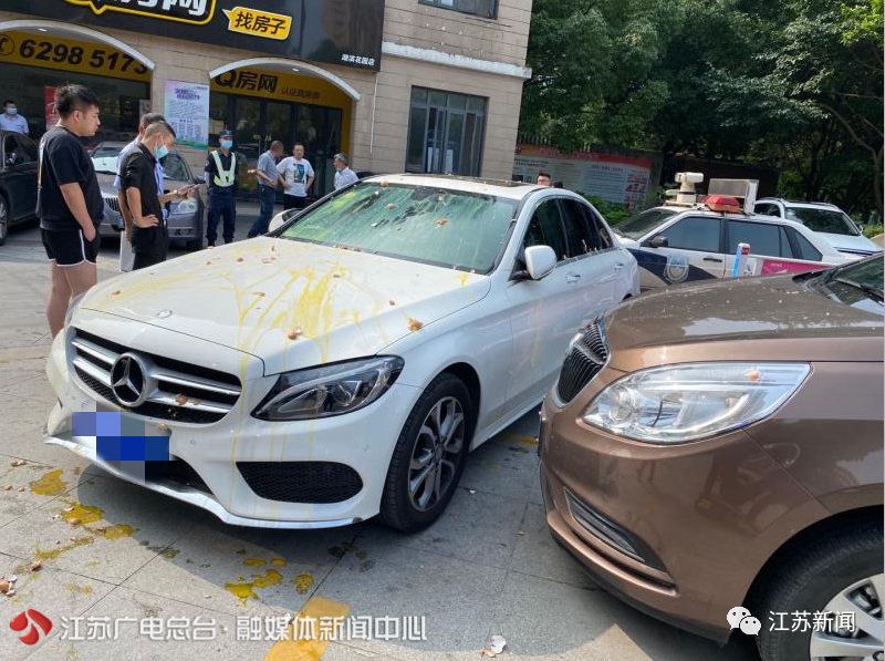 块钱|车位被堵，男子花18块钱鸡蛋怒砸奔驰车！结果赔了2.1万