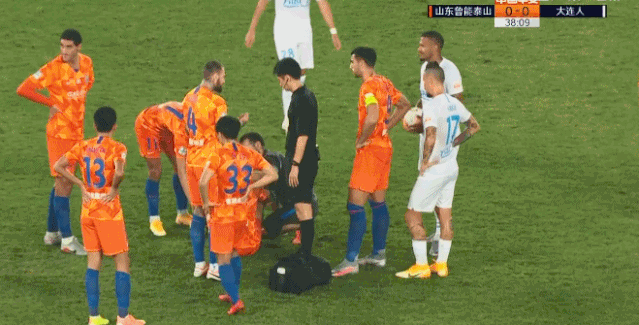 郑铮|刘洋传球失误，郑铮补防犯规后脑着地，太危险了