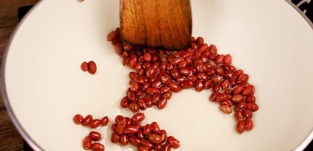  路上|花生搭配淀粉炒挂霜花生，上班肚子饿，下班路上吃的健康零食