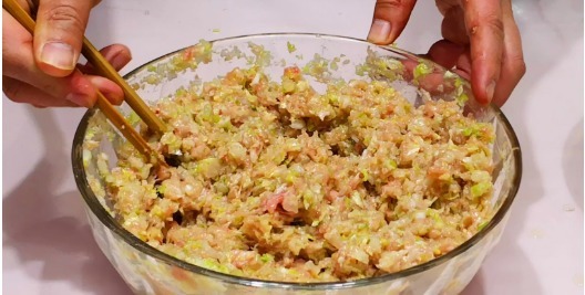 白菜汁|包白菜饺子,有人先焯水有人直接包?都不对!教你正确做法,真香