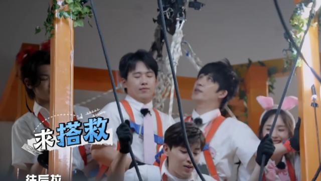  害怕|邓伦刚走一步就害怕的往后退，谁注意杨幂啥反应？姐弟情当场断了