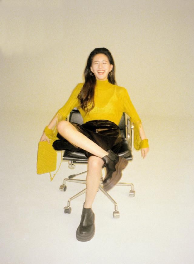  三千鸦杀＂,＂fkws＂:＂青年|赵露思气质好高级，涂蓝色眼影穿灯笼袖毛衣，小露香肩优雅大气