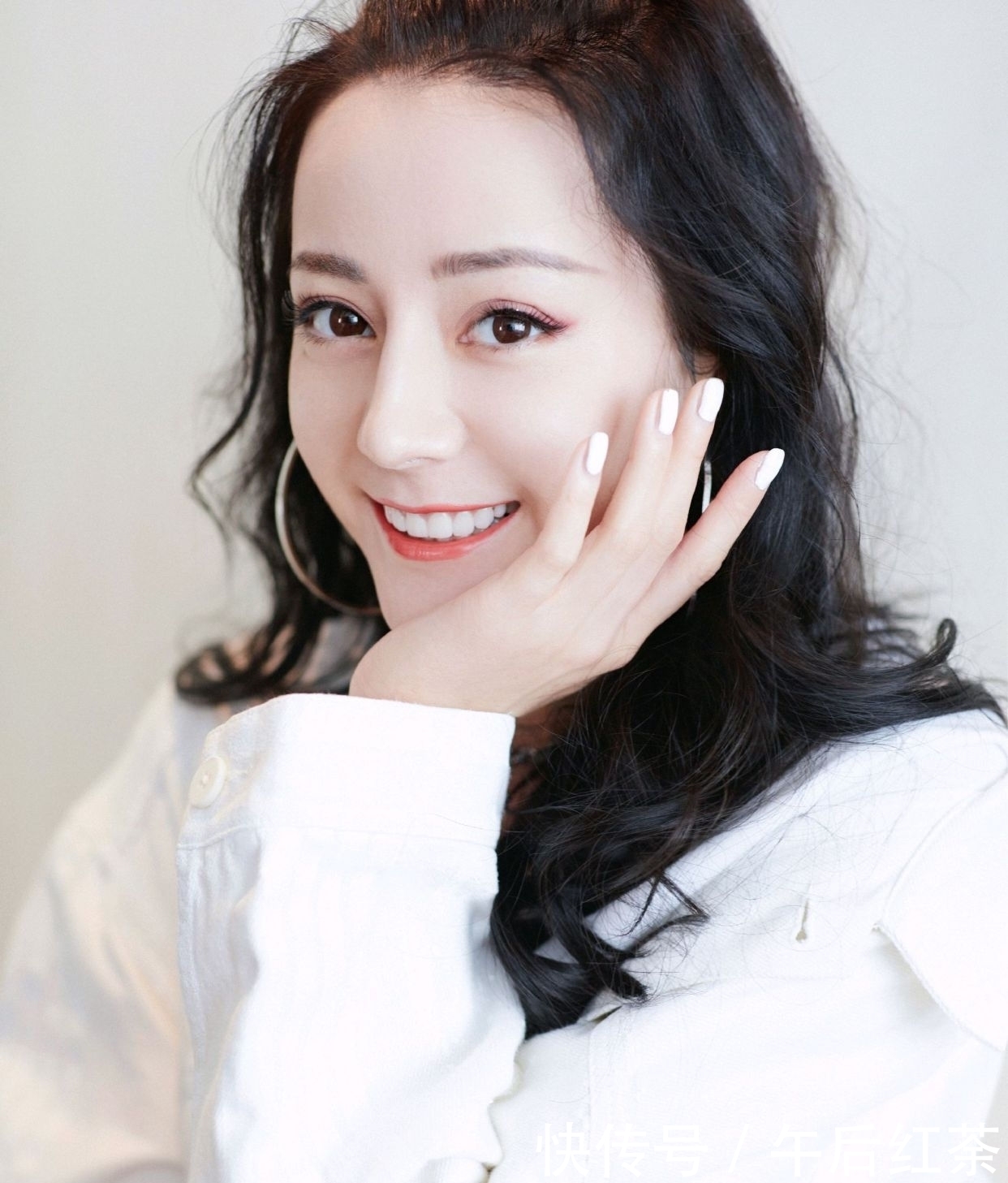 迪丽|迪丽热巴人美又会穿，白色工装配白色热裤，轻松秀出“漫画腿”