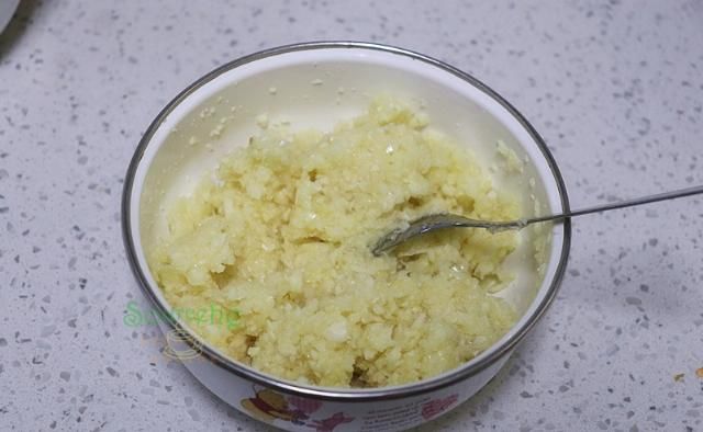  亲朋好友|蒜蓉酱这样做太香了！每年夏天我都要做几十罐，送亲朋好友还不够