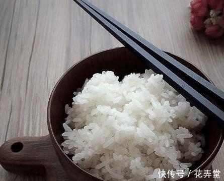  分明|蒸米饭时放盐还是醋？很多人搞不明白，“这样做”颗粒分明不粘锅