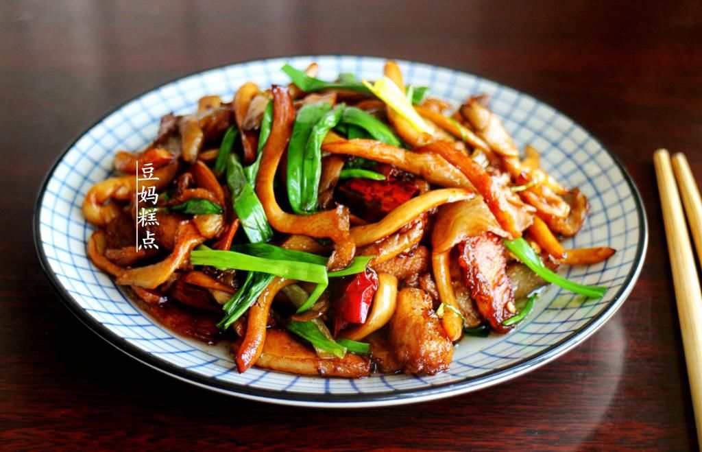  下饭|入秋后，这种菇才越多，简单3分钟爆炒，下饭一流