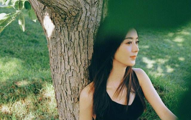  累垮|赵丽颖产子复出后首录综艺，体力不支累垮，坐在树下扶腰样子很难受