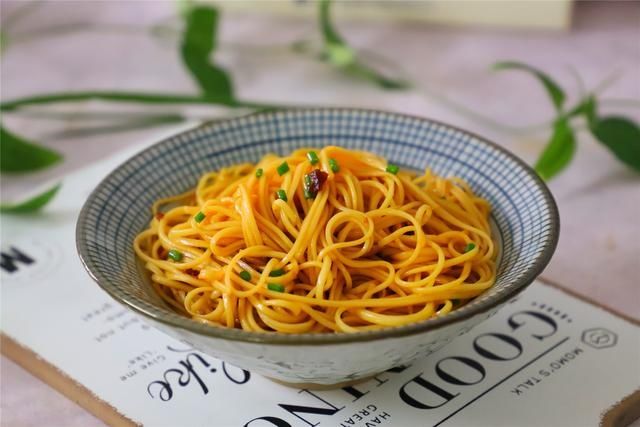  忌出|凉面想要好吃，最忌出锅就拌，多加一步，面不粘不坨，劲道又入味