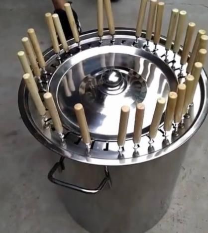 路边|60岁大爷路边卖“另类小吃”1根5到15元,1锅40根,1天能卖20锅