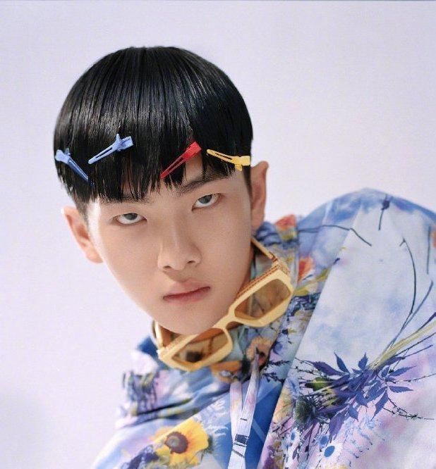  独特|周震南油头花衫造型新颖帅气，在变幻的光影下展现出独特的魅力