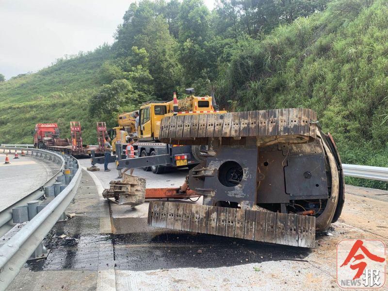  砸坏|车速太快了！三柳高速一半挂车车载勾机直接掉落，砸坏高速公路波板