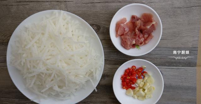  开裂|冬天干燥嘴唇容易开裂出血，常吃这蔬菜可有效缓解，好吃还不贵！