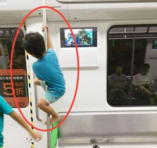 童真|公交车上，4岁女娃的一个行为令乘客气愤：小小年纪就丧失童真