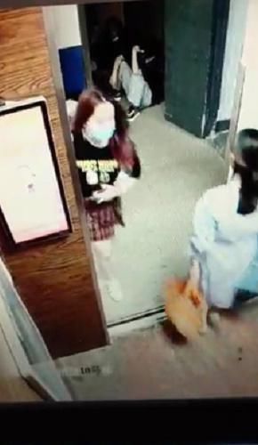  偷窥|奇葩！艺人公司曝光粉丝非法潜入画面，躲货梯消防楼梯偷拍偷窥