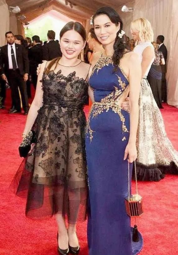  六边形|邓文迪这次造型突破太大了！一袭＂六边形＂肚兜裙，显瘦又高级