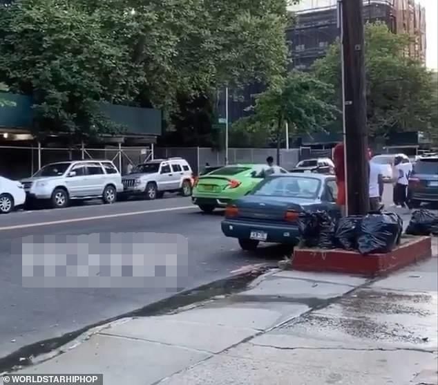  男子|男子大街上被一群青少年围殴，女友直接驾车撞向暴徒，多人被撞飞