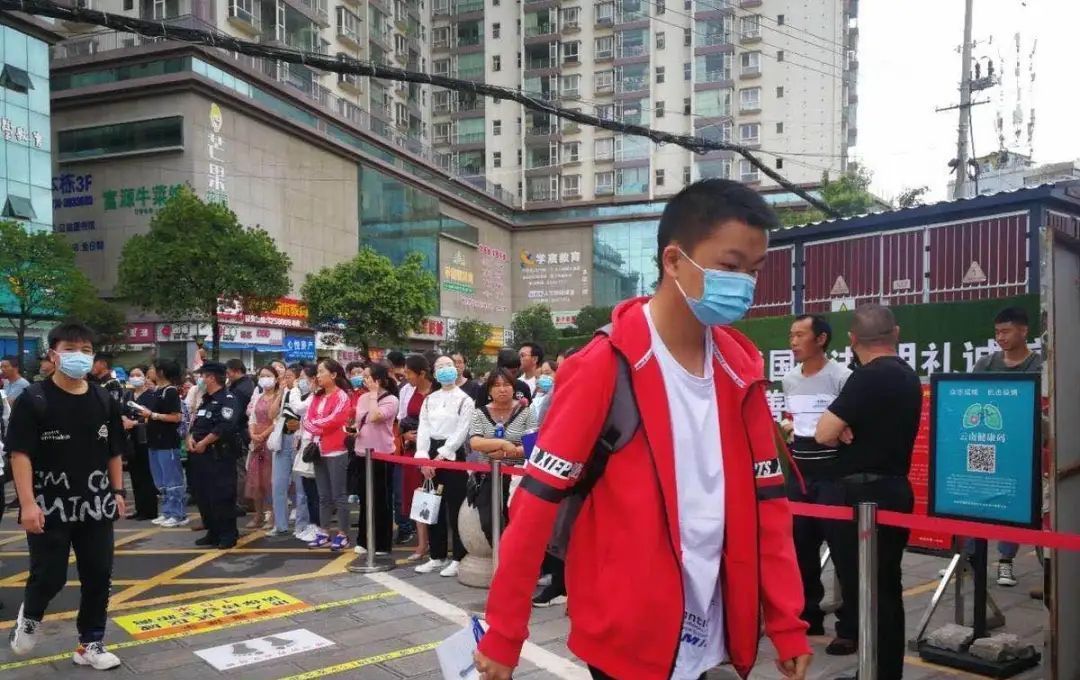  考生|图集丨云南高考首日直击：每一张安静的考桌都来之不易