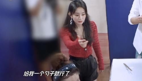  王一博|赵丽颖和王一博同吃一碗胡辣汤，谁注意她的避嫌反应？难怪王一博不介意