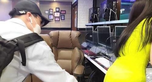 被捕|美女网红网吧做直播 男子从背后用手机偷拍裙底被捕