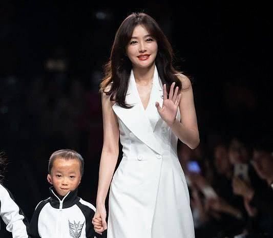  打白|奚梦瑶心真大，侧身秀美背却忘打白，和脸比色差也明显了吧！