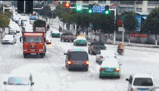 GIF|搞笑GIF：卖菜的不应该都是大妈吗？为什么这位小姐姐这么漂亮？