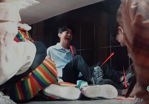  本能|何炅误触机关陷僵局，大张伟本能反应暴露人品，跪下认真的吗？