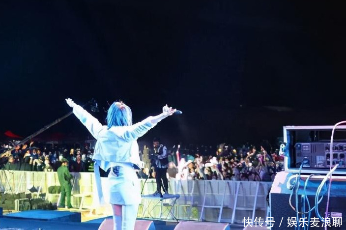 质疑|黄龄摔下舞台,网友质疑这是陷阱吧?