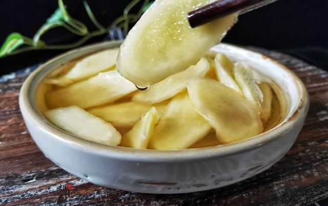  糖醋姜片|7月遇见这菜我从不手软，一次腌10斤，放一年都不会坏，超美味