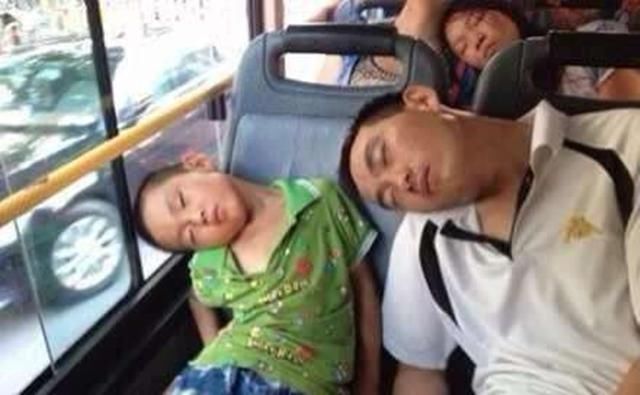 脑袋|真气人！女子乘公交车坐过站，竟砸司机脑袋还抢方向盘