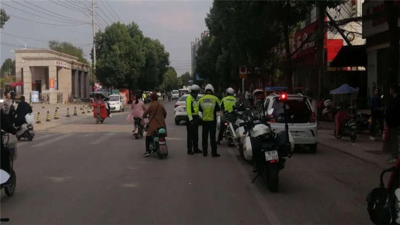 新野|新野交警：铁骑出动！重点整治车辆违停乱象