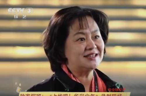  发福|54岁鞠萍现身《华彩少年》，身材发福不少，与周涛不像同龄人