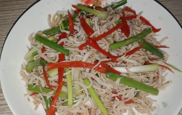  教你做|只花3分钟，教你做出营养好吃的青葱拌银鱼，口感独特又鲜美