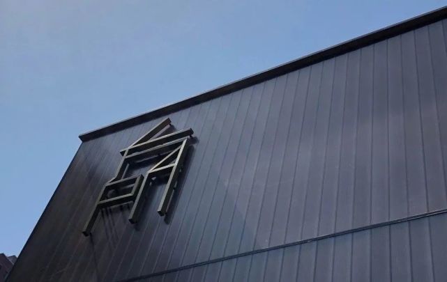 衣服|“你的衣服像干活穿的”,西安一男子因穿迷彩裤进网红书店被拦