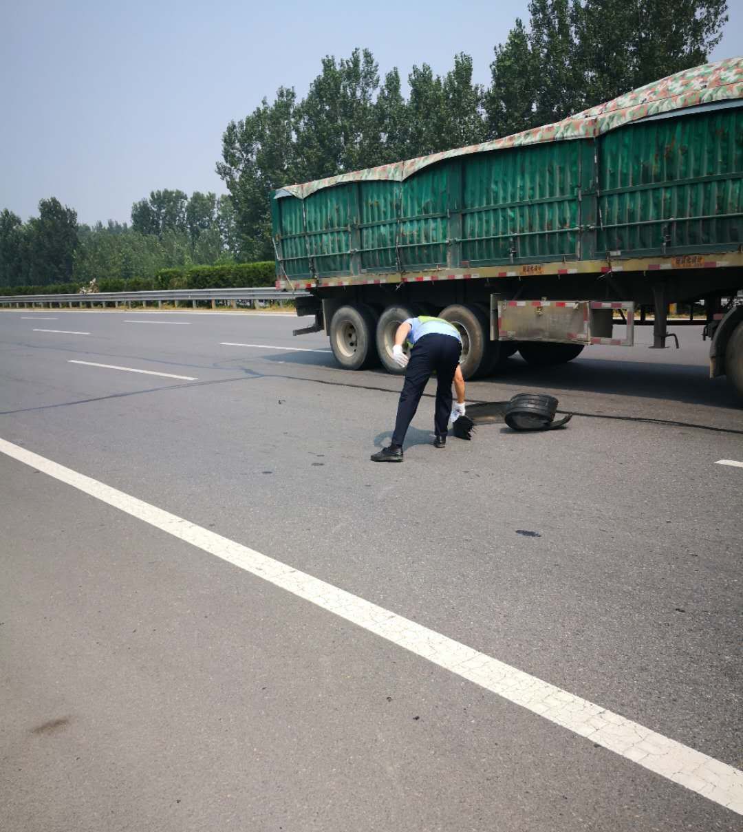 高速交警|交警不顾安危捡拾路面杂物，提醒驾驶员行车前检查车况