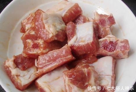 做法|排骨糯米天生一对,上锅一蒸就能吃,香软嫩汁丰富,好吃不上火