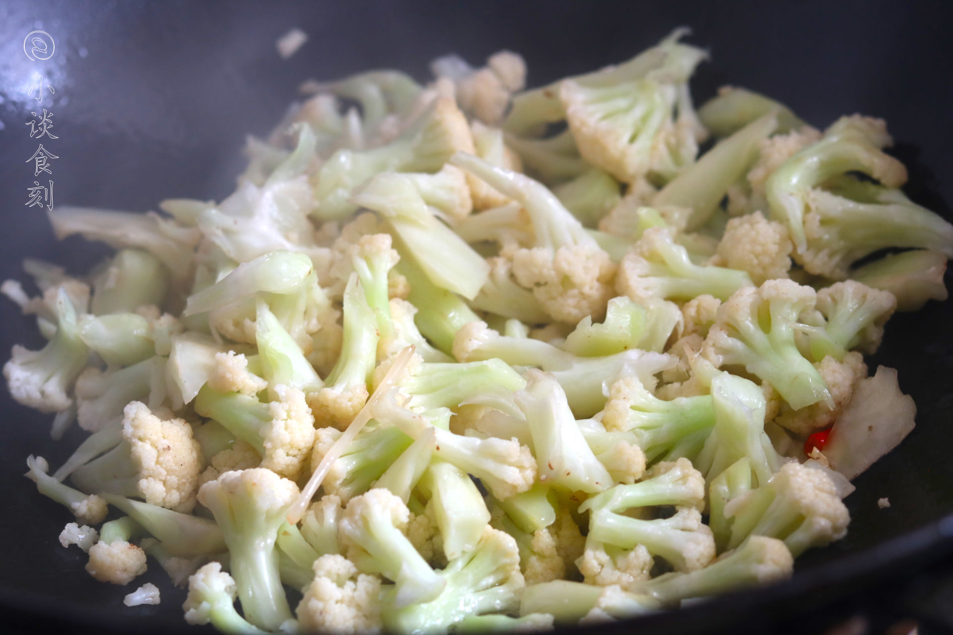  油量|炒花菜时，有人过油有人焯水，费时还不爽脆，这样做低油量更健康