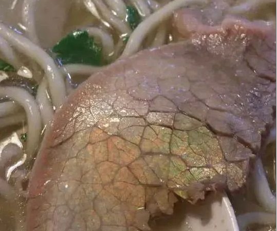 切开|超市买回来的牛肉,切开后冒绿光,能吃吗?厨师:不要扔了