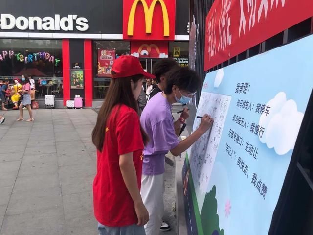 市民文明|志愿者 | “车让人·人快走” 礼让劝导