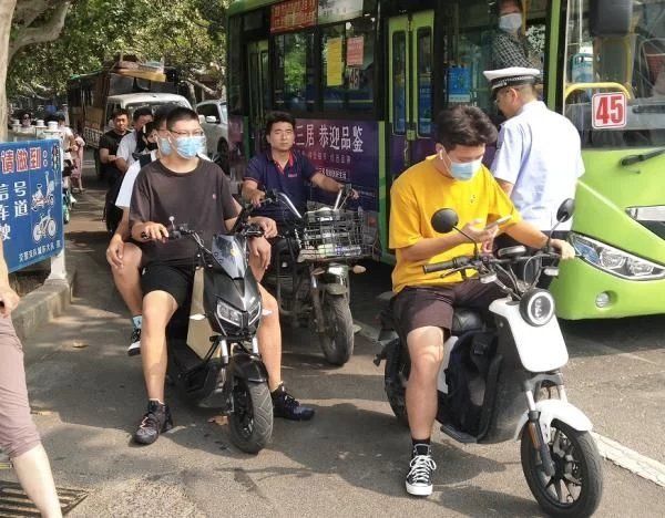 泰安交警|文明出行前，请先挂好车牌