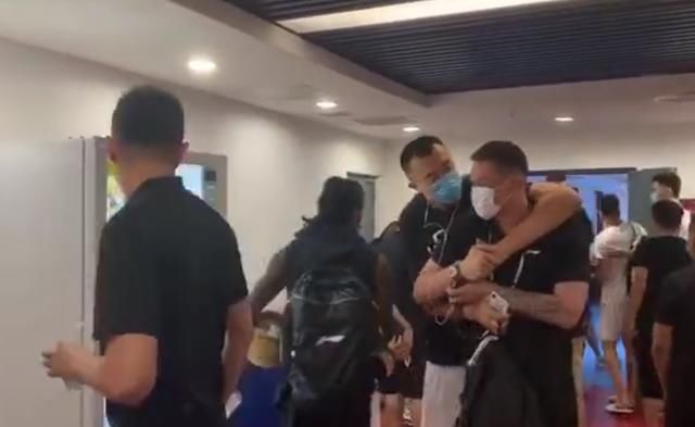  辽宁男篮|韩德君欺负朱芳雨！老冤家场下关系融洽 询问郭士强近况
