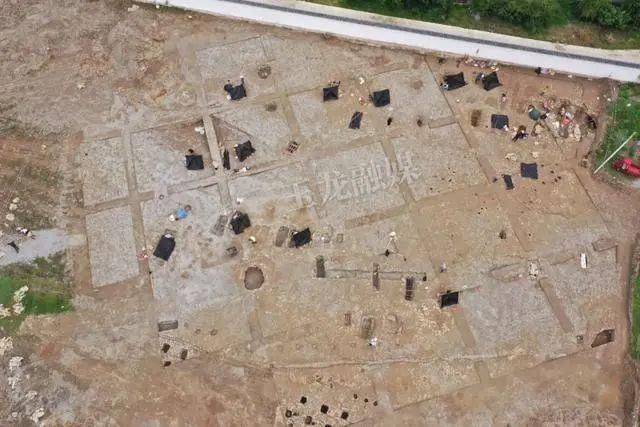  重建|一中学重建足球场，发现3000㎡古墓，单坑19颗头骨