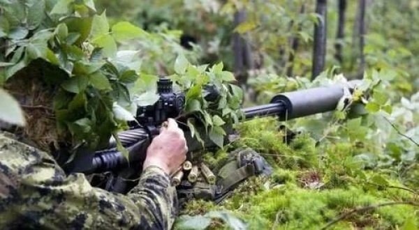 开枪|为啥有的狙击手对目标胸口开枪，而不是头部一枪毙命不好嘛