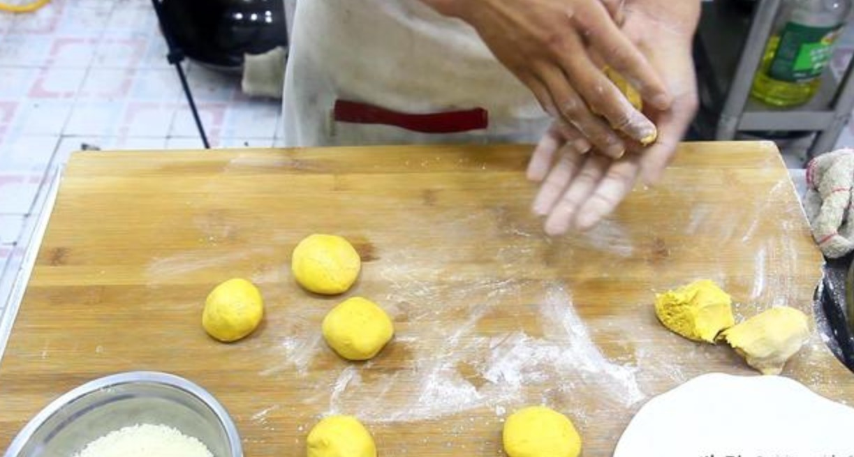 老师傅|做南瓜饼最忌放面粉!干巴巴还不甜,吃着不软糯,老师傅教你一招