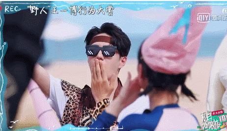  鞠躬|王一博时装走秀公开，变萌系被迫深鞠躬有点憨，自称太野秀弹舌