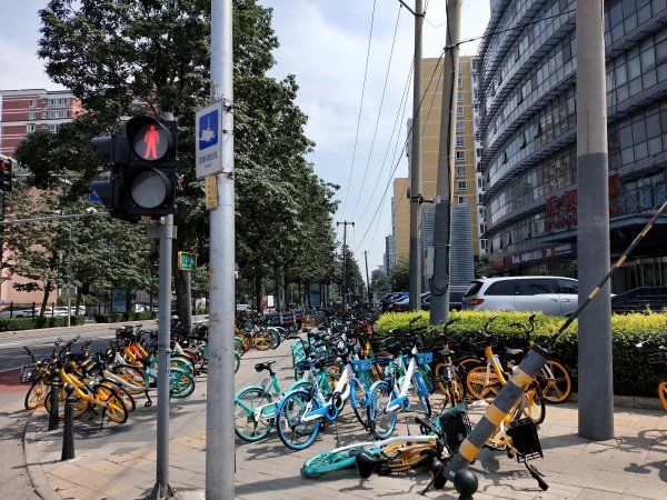 道路|记者体验｜雍和宫大街“拔牙”，900米道路拔掉156根线杆