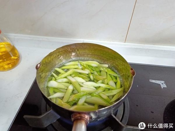 晚餐|就爱这些清新的小菜！一家三口的晚餐走红朋友圈：太有仪式感了