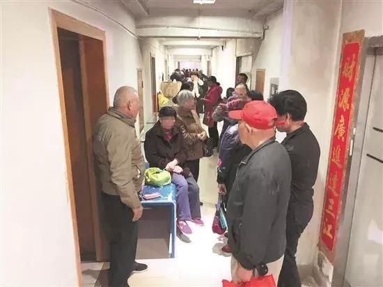 银行|70岁老人，3天恋上“35岁银行女负责人”，结果让人炸开了锅！