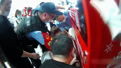  售货机|家长一个不留神，三岁男童手卡进售货机！民警立即赶来救援！